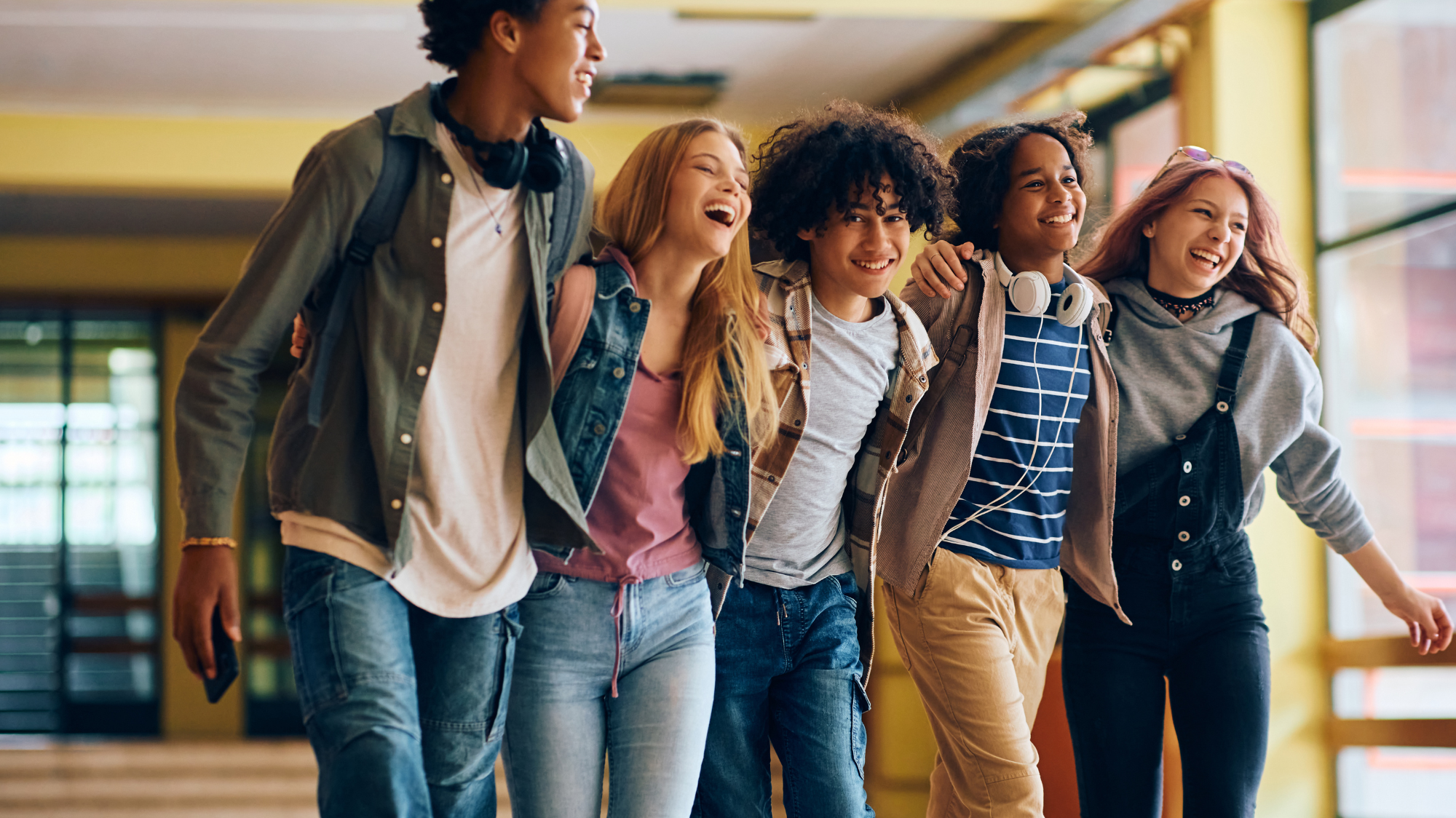 Grupo caminhando ao ar livre para prevenir infarto