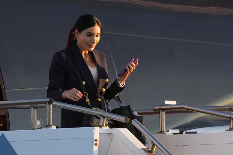 Laura Loomer e Donald Trump: A Polêmica Reunião que Abalou o Conselho de Segurança Nacional em 2025