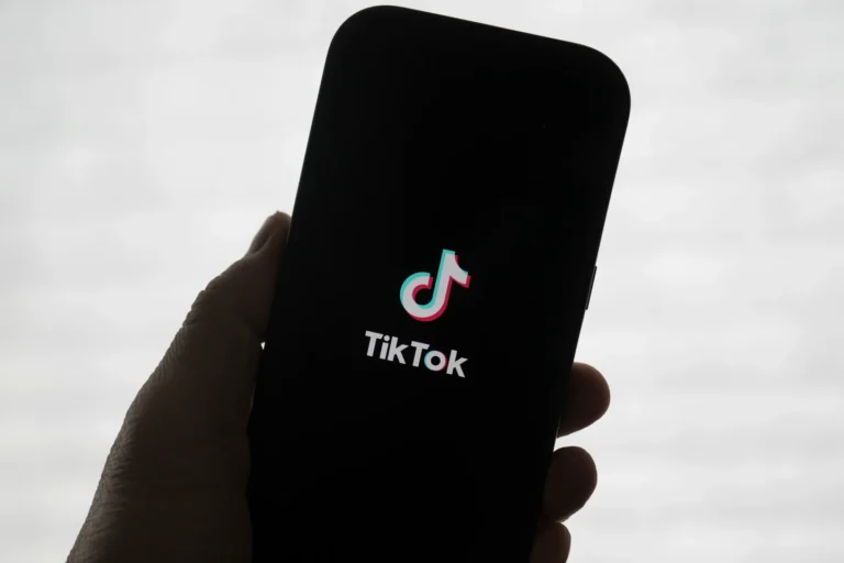 O Futuro do TikTok nos EUA: Trump, Amazon e a Corrida Contra o Banimento em 2025